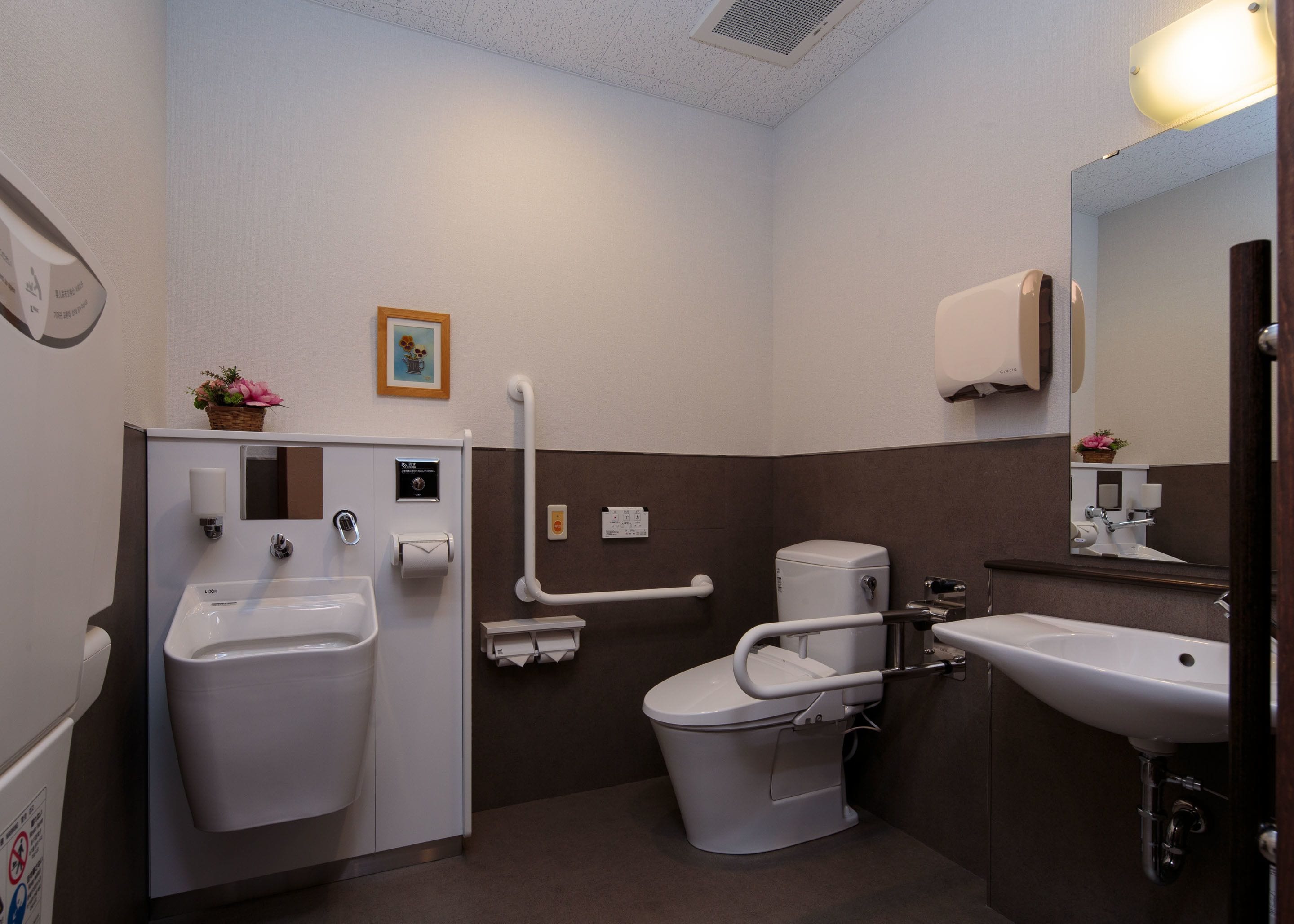 combined shower/bathtub, free toiletries, hair dryer, slippers