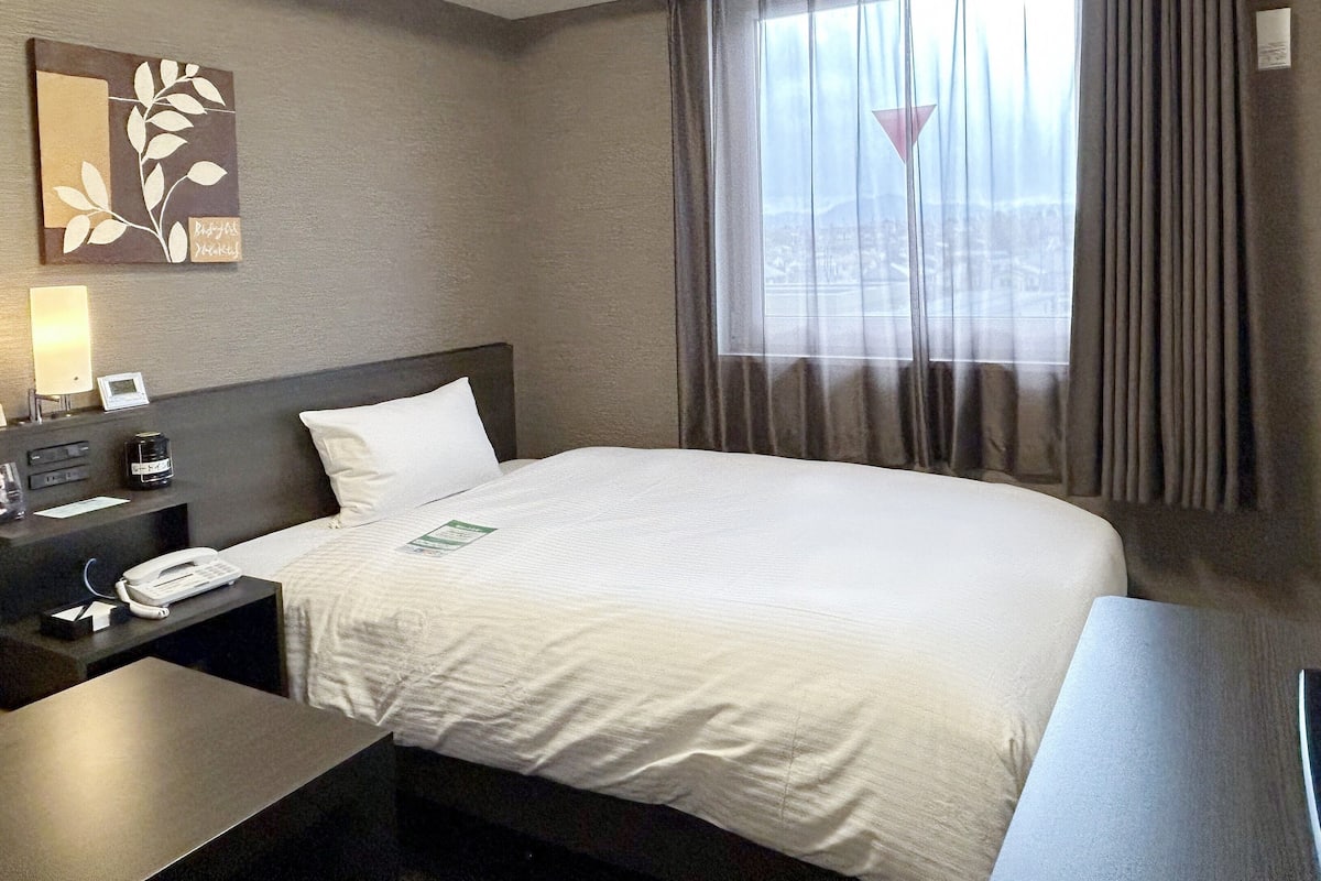 Desk, WiFi (free), bed sheets