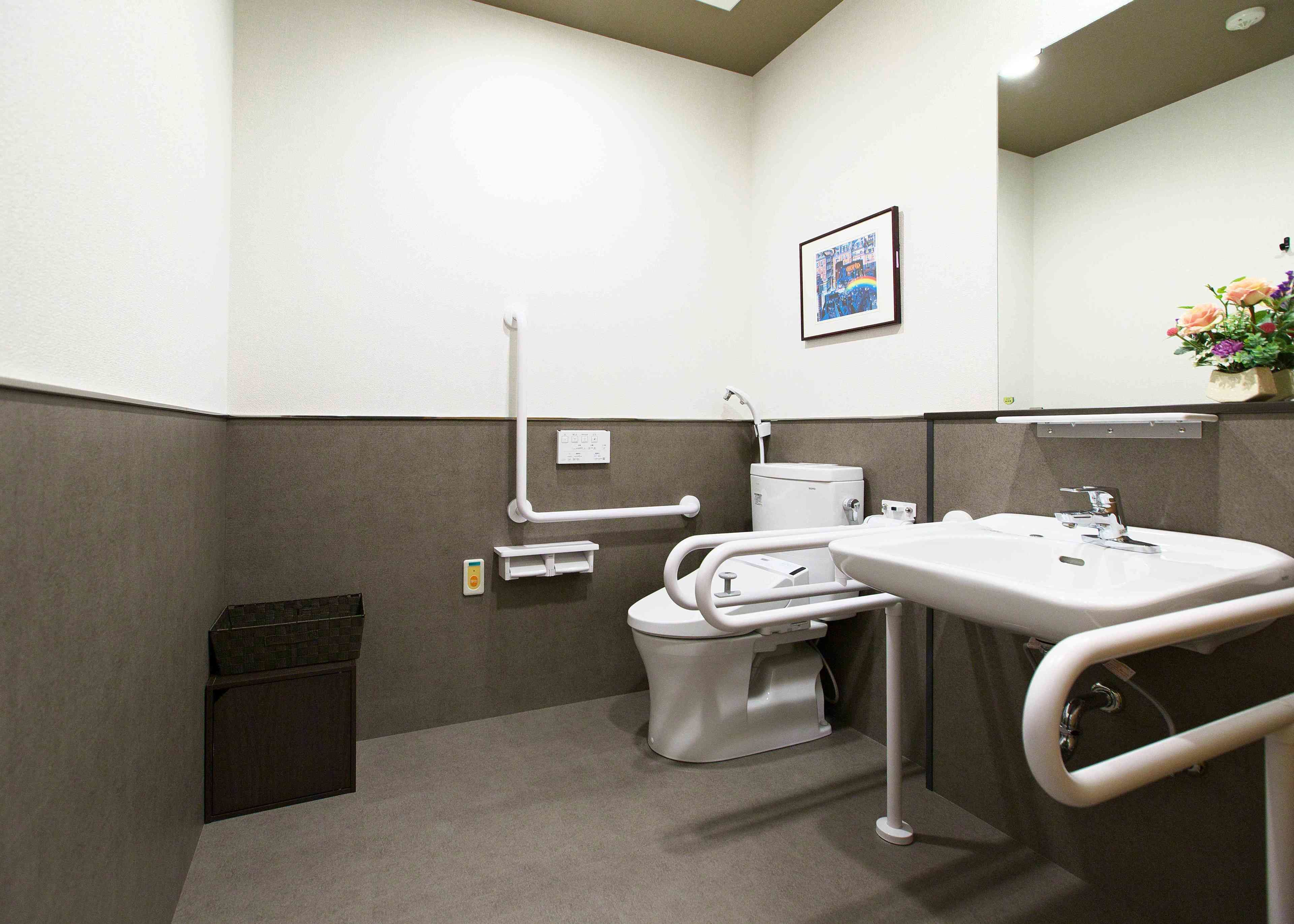 combined shower/bathtub, free toiletries, hair dryer, slippers