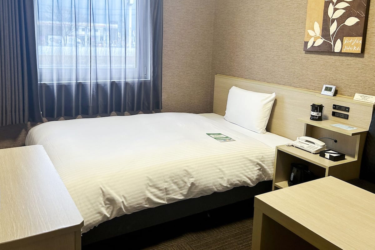 Desk, WiFi (free), bed sheets