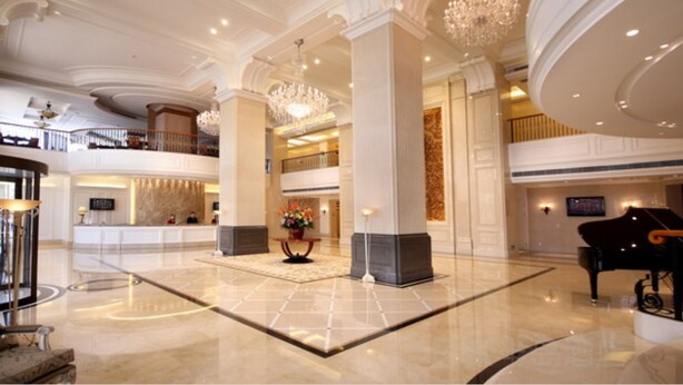 A spacious lobby with high ceilings, large chandeliers, and a grand piano. - Hotel Paris Pan-Island (Shanwei)
