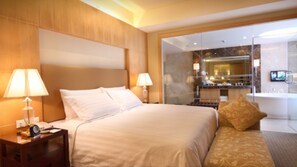 Minibar, safe på rommet, blendingsgardiner og wi-fi (inkludert)