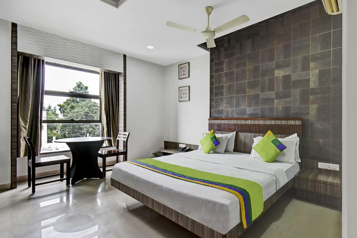 Deluxe Room | Desk, iron/ironing board, free WiFi