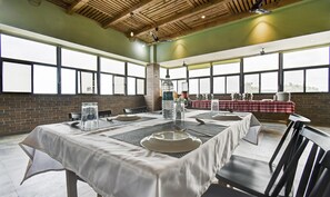 Breakfast area - Treebo Admiral Suites New Usmanpura (Chhatrapati Sambhajinagar)