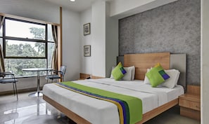 Quarto luxo | Escrivaninha, ferros/tábuas de passar roupa, Wi-Fi de cortesia