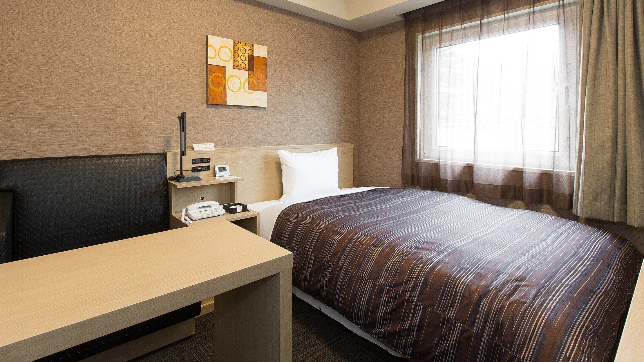 Desk, free WiFi, bed sheets