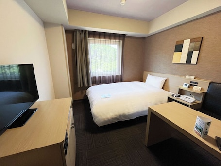 Escritorio, wifi gratis y ropa de cama . Hotel Route Inn Higashiomi Yokaichi Ekimae