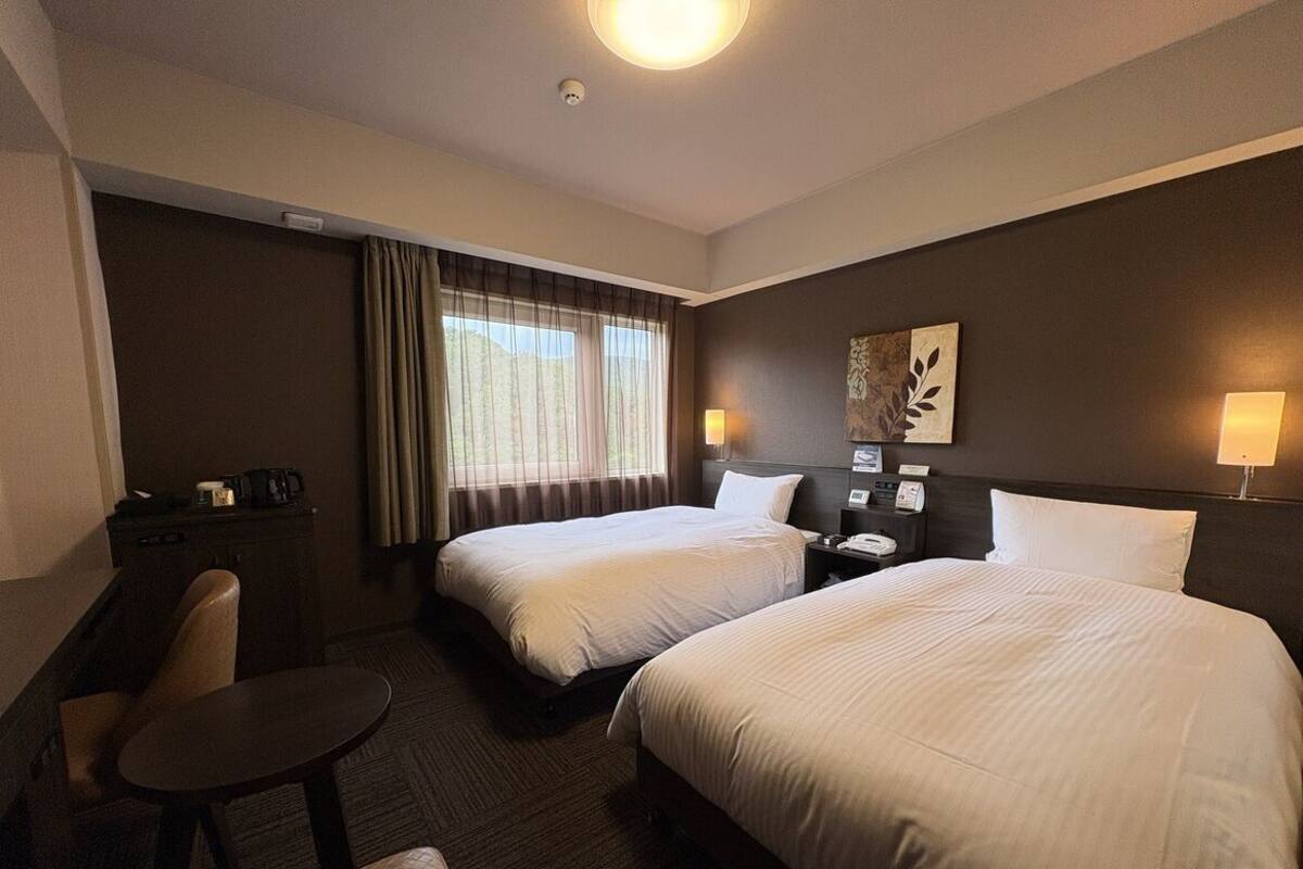 Escritorio, wifi gratis, ropa de cama