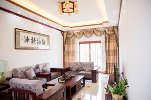 Comfort-sviitti, 4 makuuhuonetta, kylpyhuone makuuhuoneen yhteydessä, puutarha-alue | Olohuone | LCD-televisio