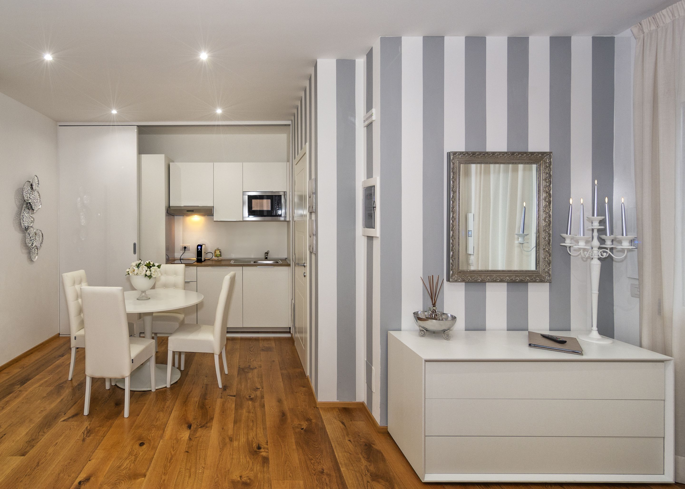 Estudi | Cuina privada | Frigorífic, microones, placa de cuina i cafetera i tetera 