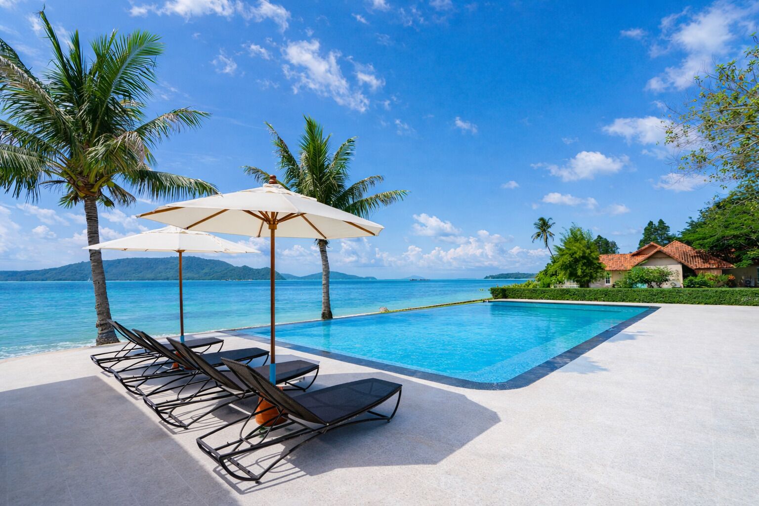 2 kolam renang outdoor, dengan kursi berjemur