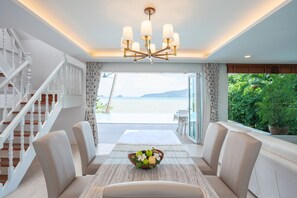 2-Bedroom Beachfront Pool Villa | Coffre-fort, ameublement unique, bureau