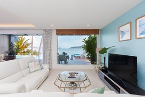 2-Bedroom Beachfront Pool Villa | Safe på rommet, individuelt innredet og skrivebord