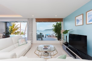 2-Bedroom Beachfront Pool Villa | Tallelokero huoneessa, yksilöllisesti kalustettu, työpöytä