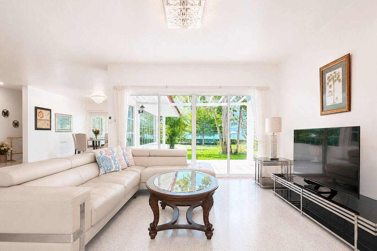 2-Bedroom Villa with Sea View | Oppholdsområde | En 40-tommers LCD-TV med kabel-kanaler samt TV