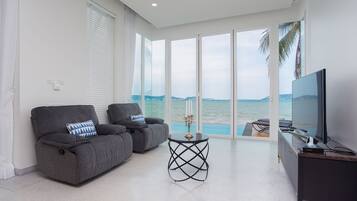 3-Bedroom Beachfront Infinity Pool Villa | Zimmersafe, individuell eingerichtet, Schreibtisch