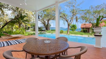 3-Bedroom Seafront Pool Suite | Utsikt från rummet