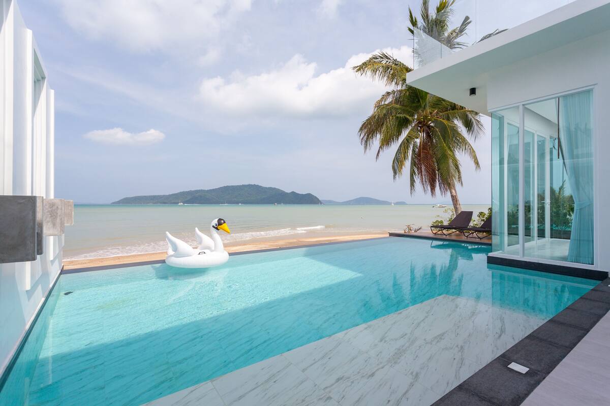 3-Bedroom Beachfront Infinity Pool Villa  | Safe på rommet, skrivebord og skrivebord for bærbar PC