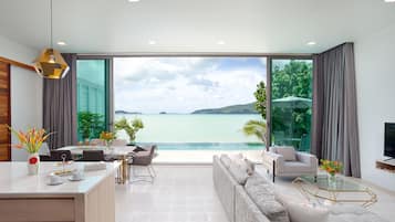 3-Bedroom Signature Beachfront Pool Villa | Zona de estar | Televisión LCD de 40 pulgadas con canales por cable, una televisión
