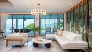 3-Bedroom Beachfront Pool Villa | Zona de estar | Televisión LCD de 40 pulgadas con canales por cable, una televisión