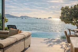 3-Bedroom Signature Beachfront Pool Villa | Aire de séjour | Téléviseur ACL de 40 po avec télévision par câble, téléviseur