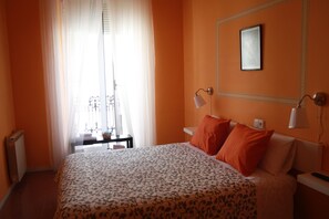 6 bedrooms, down duvets, memory-foam beds, individually decorated - B&B Domus Atilia (Sagunto)