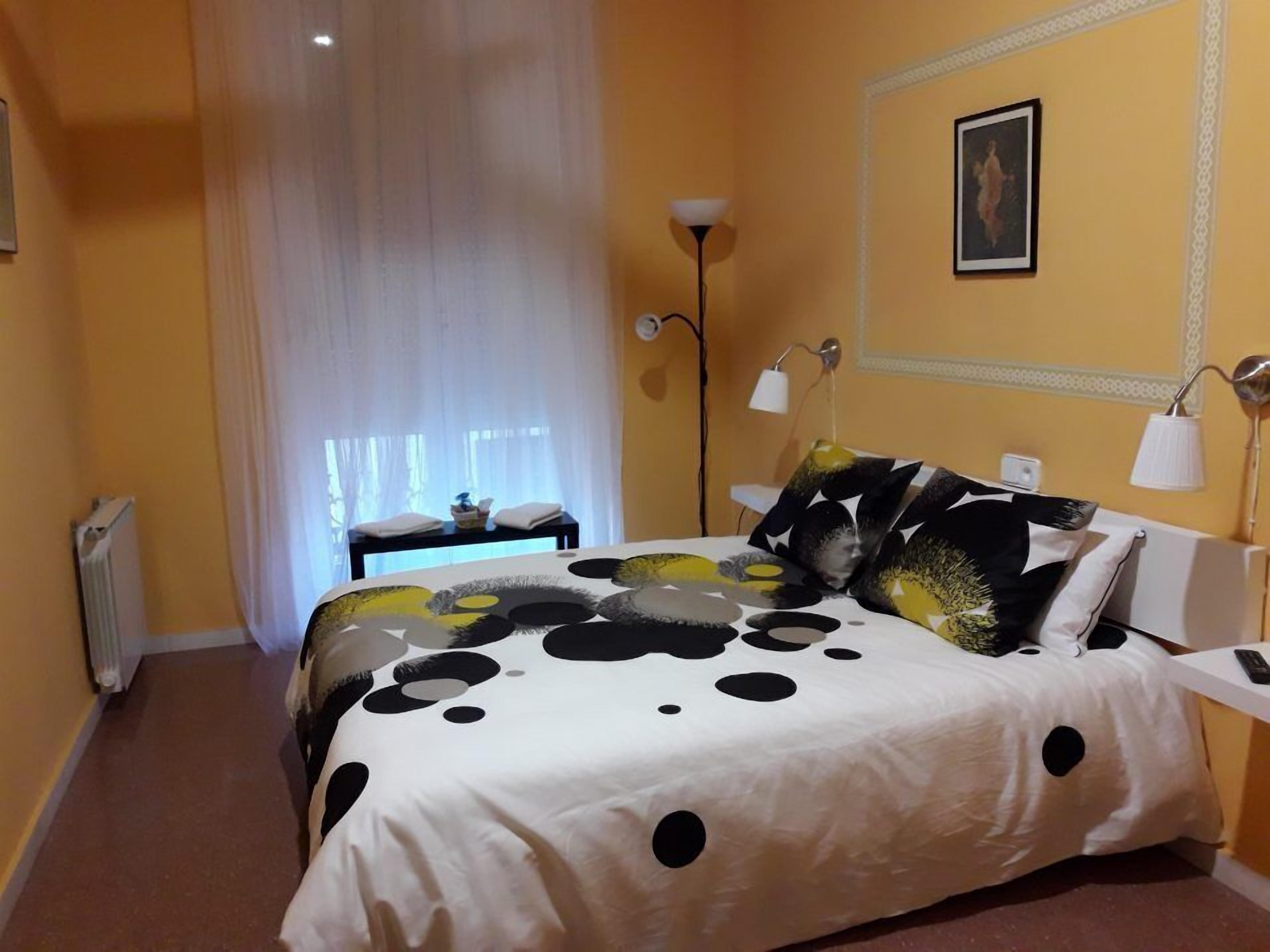 Doppelzimmer (Fulvia 101) | 6 Schlafzimmer, Daunenbettdecken, Betten mit Memory-Foam-Matratzen