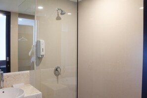 Shower, free toiletries, hair dryer, slippers - Grand Orchid Hotel Yogyakarta (Depok)
