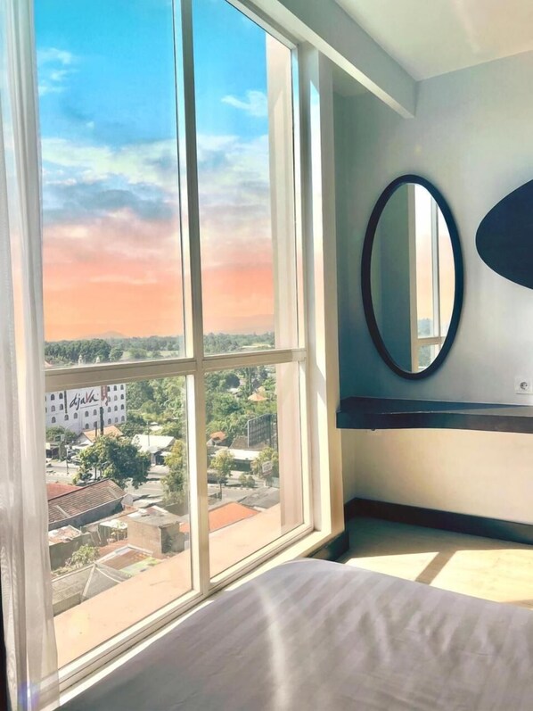 Brankas, meja kerja, tirai kedap cahaya, dan kedap suara