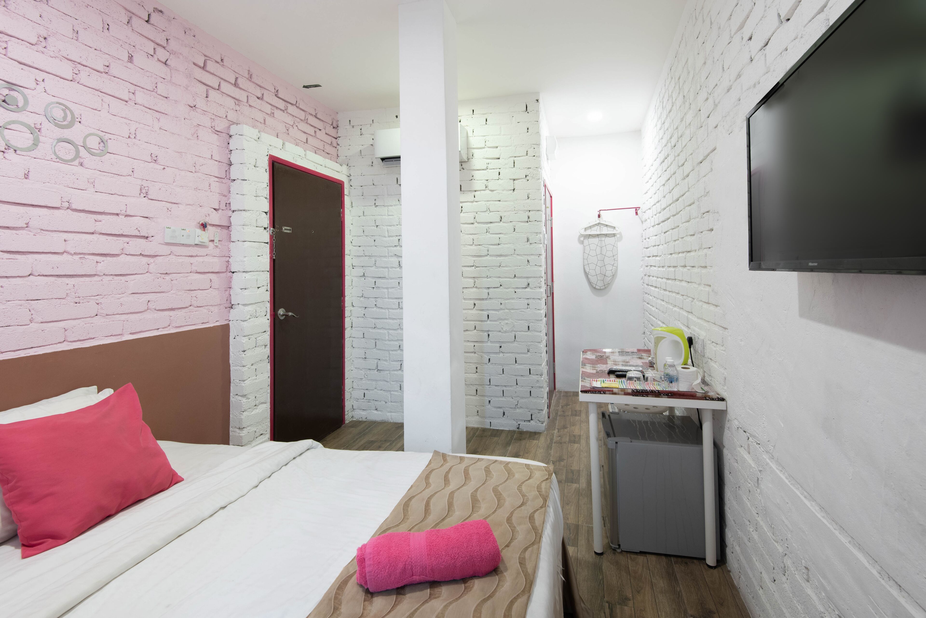 standard king room | premium bedding, desk, iron/ironing board, free wifi