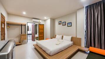 In-room safe, desk, free WiFi