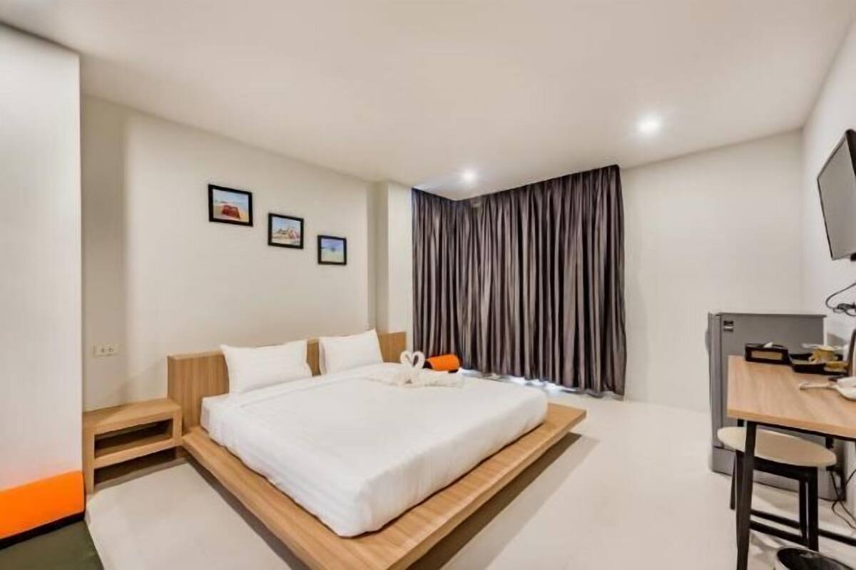 In-room safe, desk, WiFi (free)