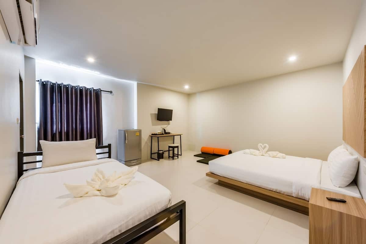 Deluxe Triple Room | Una cassaforte in camera, una scrivania, Wi-Fi gratuito