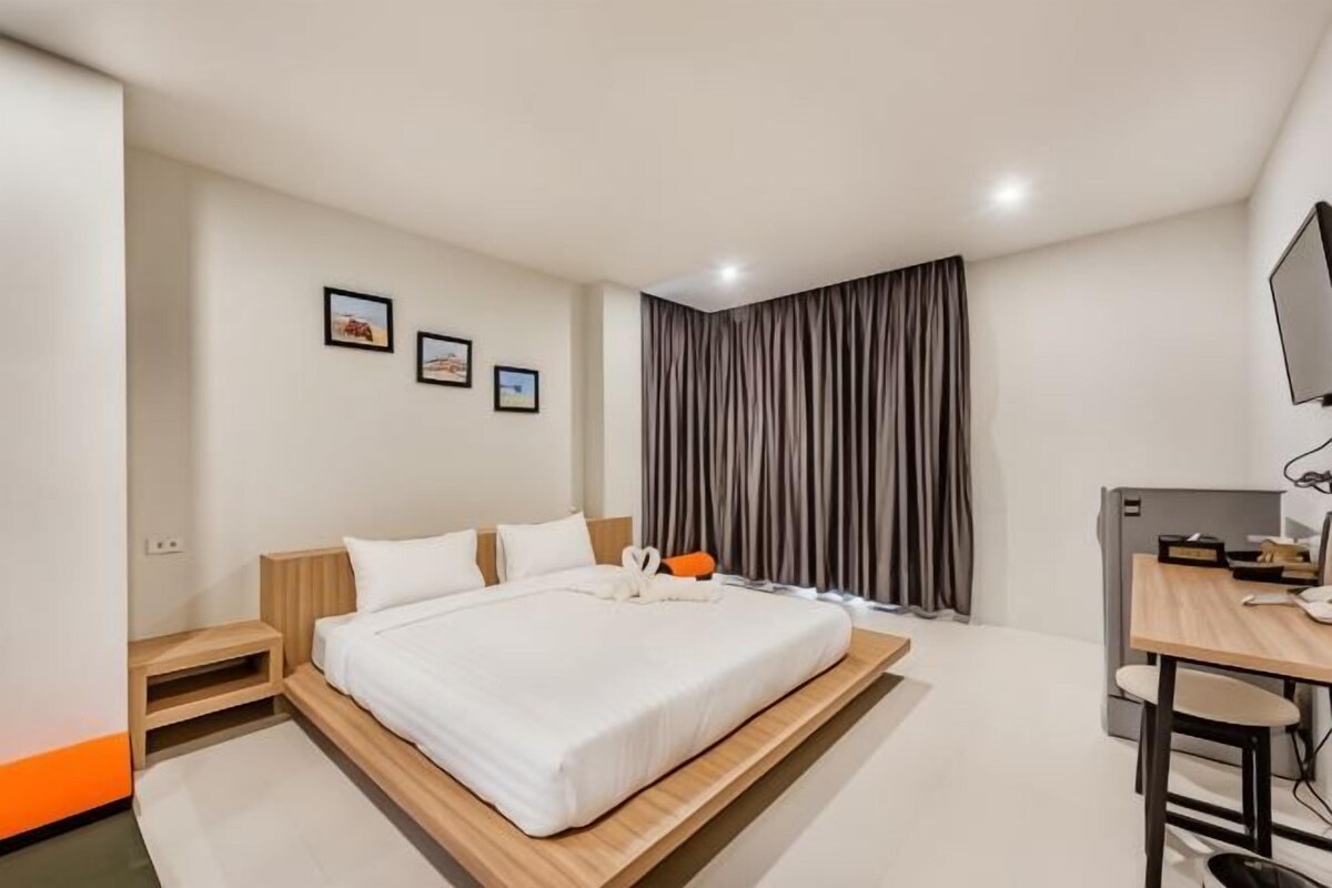 In-room safe, desk, WiFi (free)