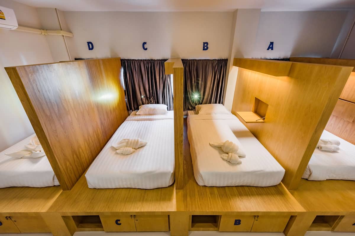 Dorm 4 Box Beds Mix Ensuit | Una cassaforte in camera, una scrivania, Wi-Fi gratuito