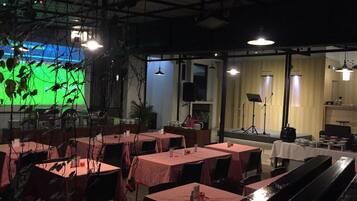 Aamiainen, lounas ja illallinen; kansainvälinen keittiö