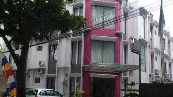 Majoituspaikan julkisivu illalla/yöllä