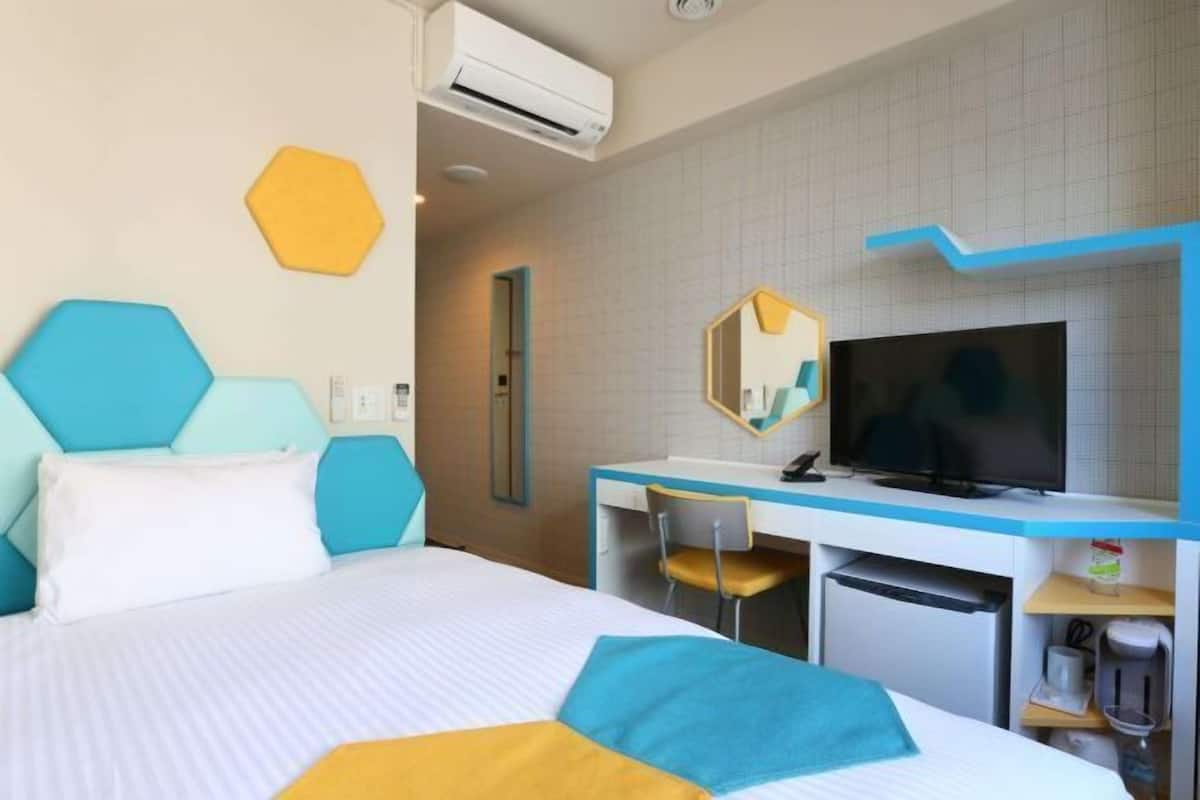 Donsdekens, een bureau, verduisterende gordijnen, geluiddichte muren