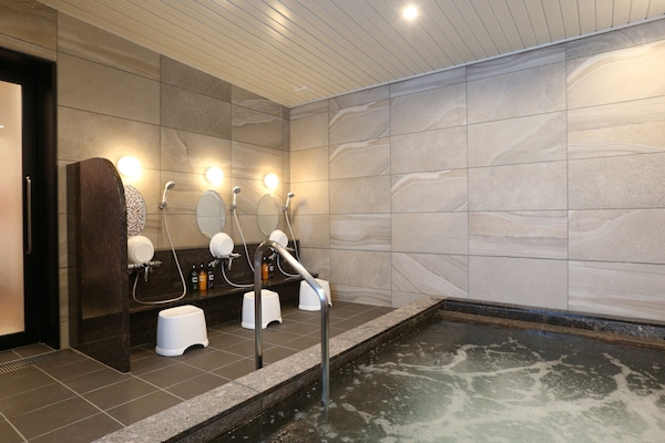 Indoor spa tub