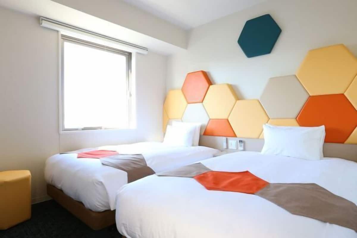 Donsdekens, een bureau, verduisterende gordijnen, geluiddichte muren