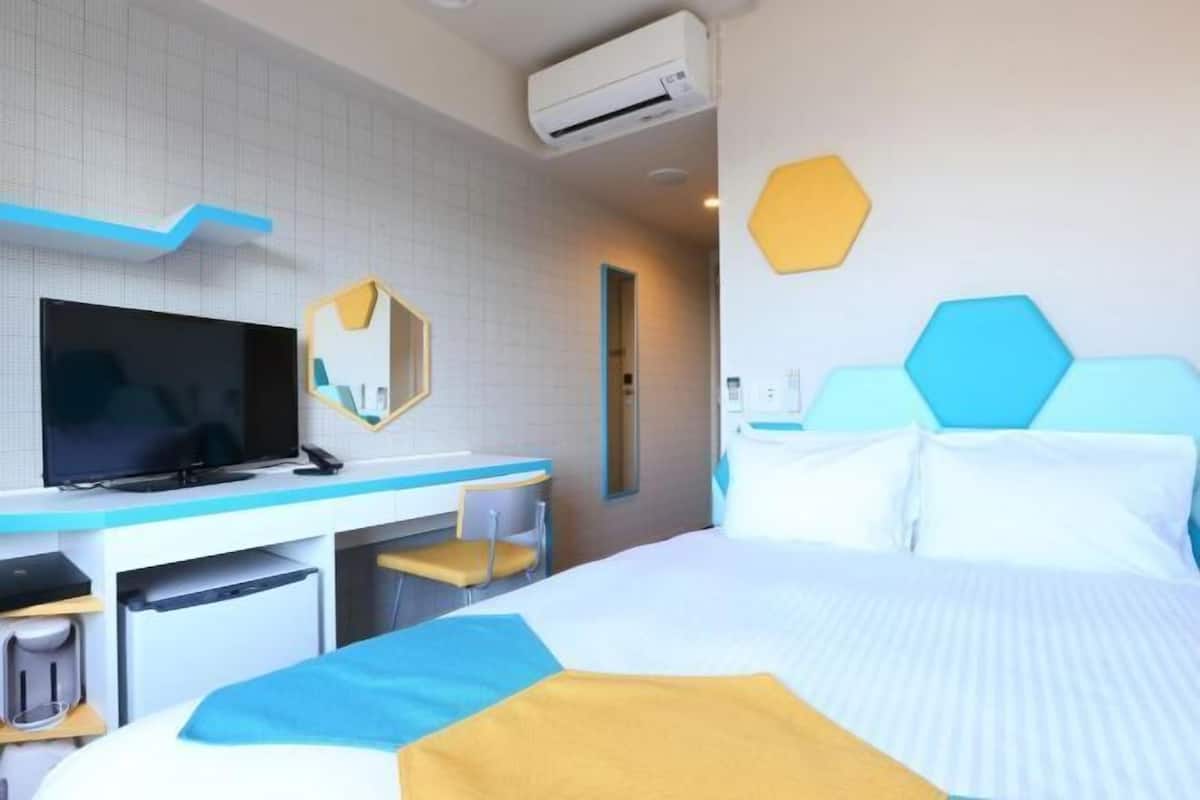 Donsdekens, een bureau, verduisterende gordijnen, geluiddichte muren