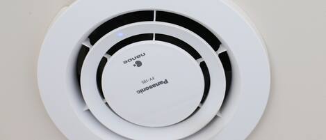 Detector de humo circular con el nombre de marca "Panasonic" y el modelo "EY-105" claramente visibles.