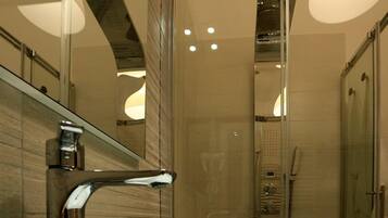 Suíte (Rosa) | Banheiro | Chuveiro, ducha de hidromassagem, produtos de toalete grátis