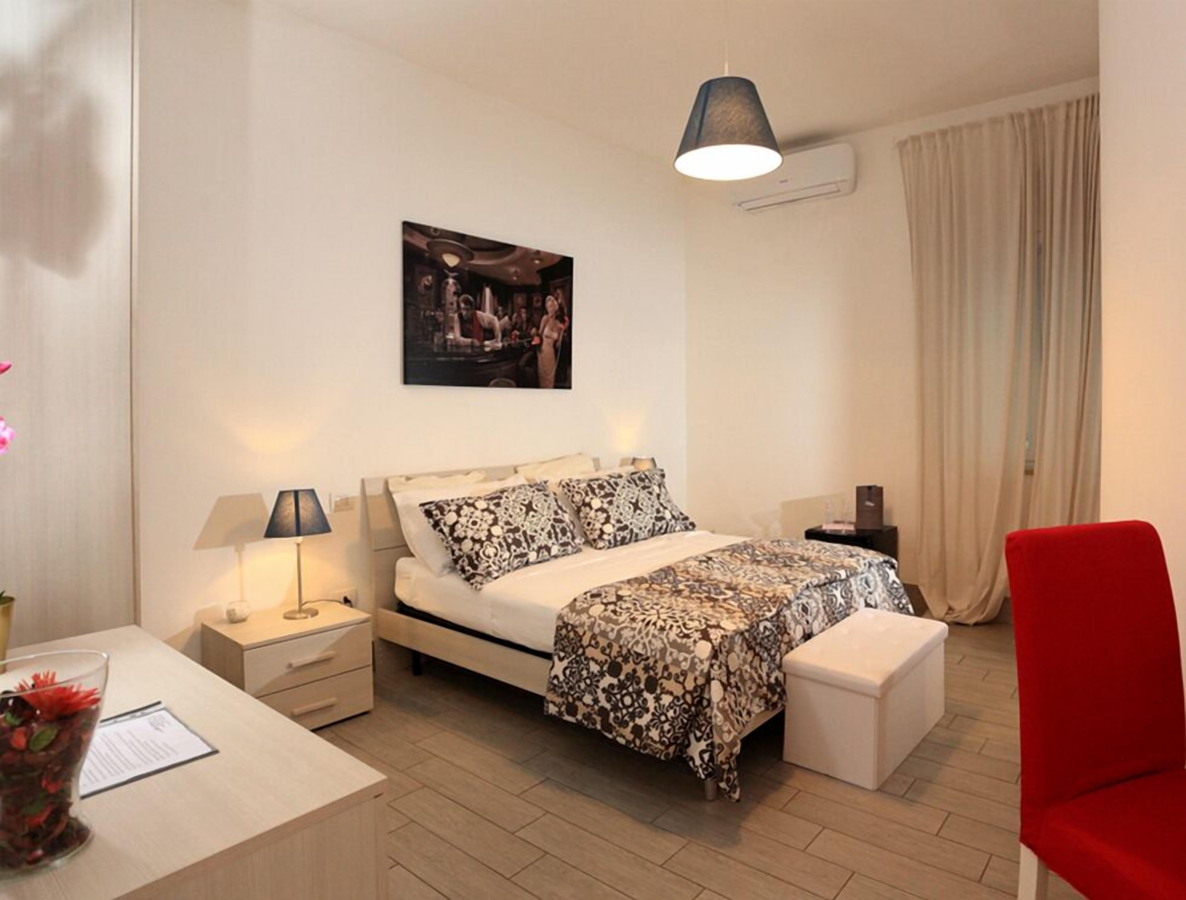 Suíte (Rosa) | Camas com colchões de espuma com sistema de memória, cofres nos quartos