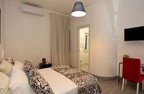 Suite (Rosa) | Betten mit Memory-Foam-Matratzen, Zimmersafe, Schreibtisch
