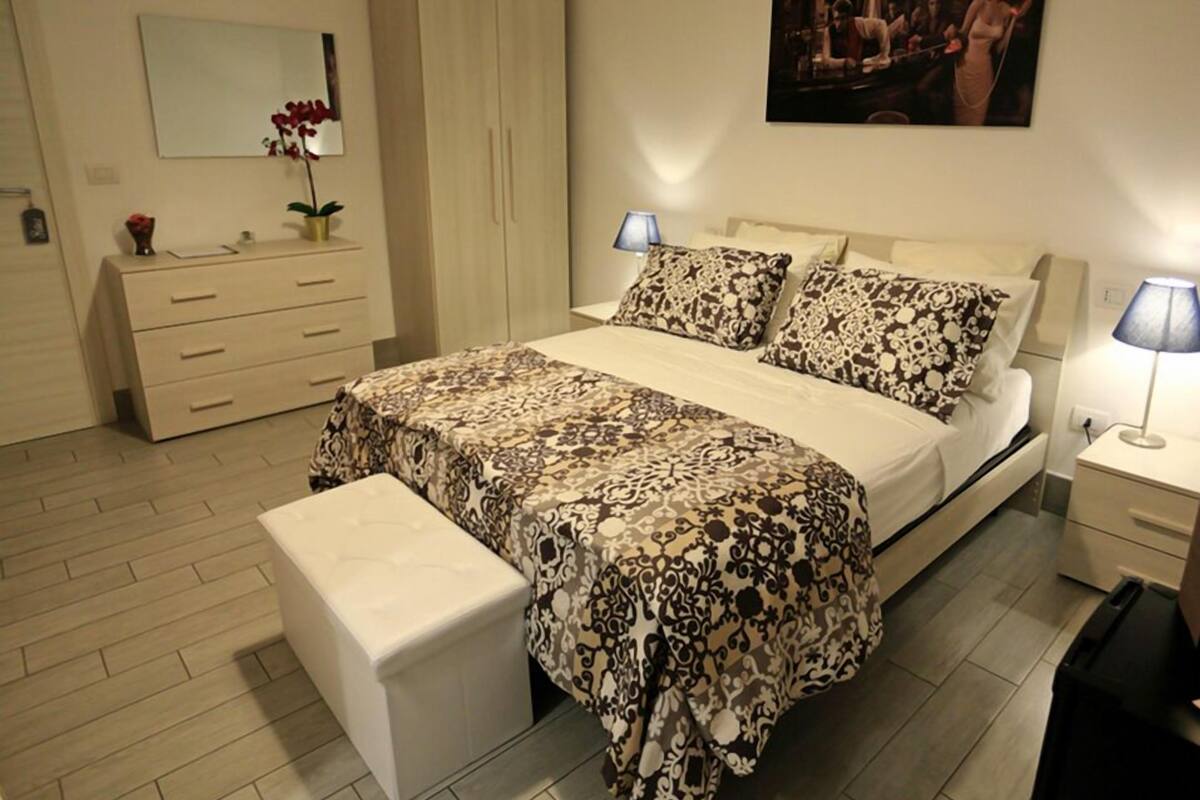 Suite (Rosa) | Memory foam beds, in-room safe, desk, WiFi (free)