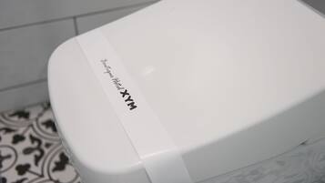 Een witte hotelkamer met een badkamer en een vloer met een patroon.