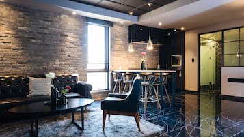 Party Room | Bureau, rideaux occultants, chambres insonorisées, Wi-Fi gratuit