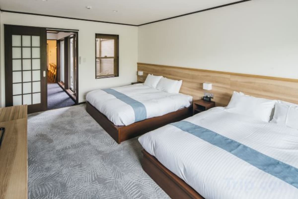 3 bedrooms, premium bedding, down comforters, in-room safe