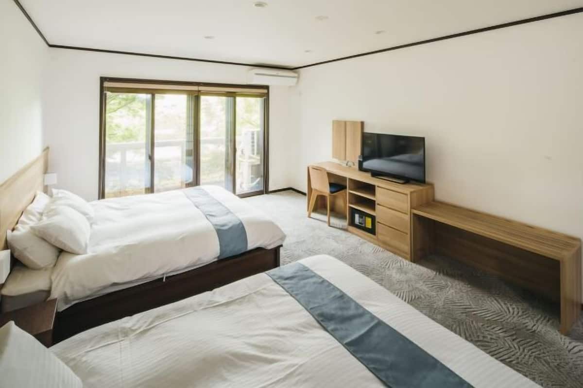 3 bedrooms, premium bedding, down duvets, in-room safe